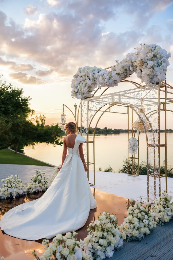 Decor și atmosferă romantică seara, la nunta lui Dani Oțil și a Gabrielei